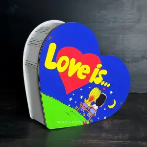 Бокс "Серце" з принтом "Love is..." білий 27х24х8 см