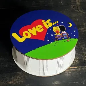 Бокс круглий, білий "Love is" 15х15х7 см